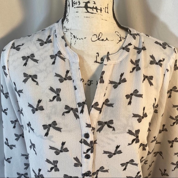 Roz & Ali Woman's Stretch V-Neck Half Button Down Bow Pattern Blouse M - Picture 5 of 7